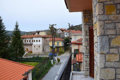 - Vistas a una calle de la ciudad desde un edificio en Sfaragoulias Inn en Kalavrita