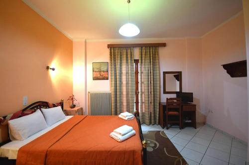 1 dormitorio con 1 cama con 2 toallas en Sfaragoulias Inn en Kalavrita
