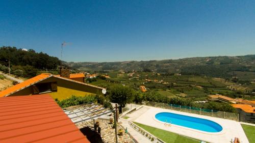 een luchtzicht op een villa met een zwembad bij King's House Douro Valley in Sedielos