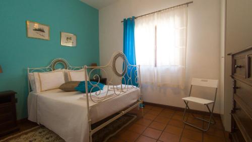 Habitación pequeña con cama y ventana en King's House Douro Valley en Sedielos