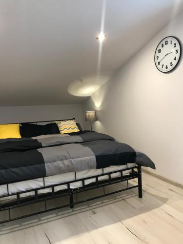 Postel nebo postele na pokoji v ubytování Apartament Słoneczna Dolina Magurki bania ruska balia ogrodowa Szczyrk-Wilkowice