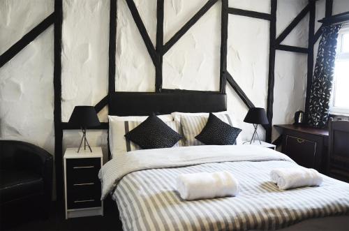 ein Schlafzimmer mit einem großen Bett mit zwei Kissen darauf in der Unterkunft The Gurkha Hotel in Blackpool