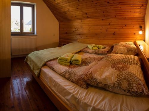 Un pat sau paturi într-o cameră la Magical Family Home 84