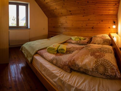 1 dormitorio con 1 cama en una habitación de madera en Magical Family Home 84, en Bohinj