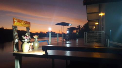 Bazén v ubytování Khum Thong Resort nebo v jeho okolí