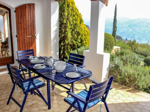 una mesa azul y sillas en un patio con vistas en Apartment La Bachasse by Interhome, en Carros