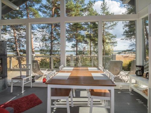 comedor con mesa y vistas al océano en Holiday Home Sjöboda by Interhome en Inkoo