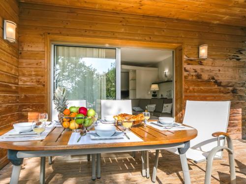 une table de salle à manger avec un bol de fruits dessus dans l'établissement Apartment Cala Sultana-16 by Interhome, à Porto-Vecchio