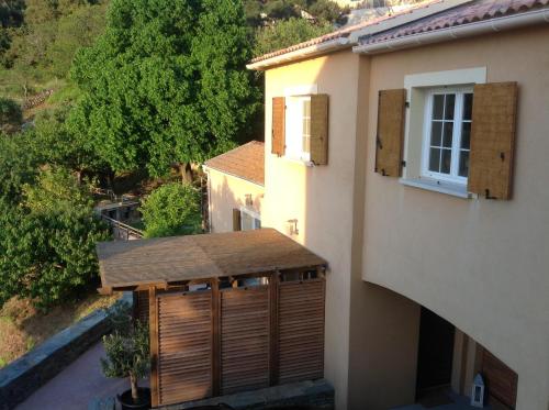 Το κτήριο όπου στεγάζεται  η παραθεριστική κατοικία