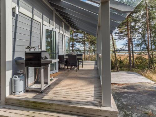 um alpendre com grades numa casa em Holiday Home Sjöboda sea by Interhome em Inkoo