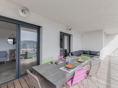 une salle à manger avec une table et des chaises en bois dans l'établissement Apartment Château-10 by Interhome, à Porto-Vecchio