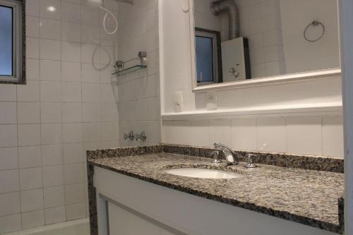 y baño con lavabo y espejo. en Rio Habitat Weaver, en Río de Janeiro