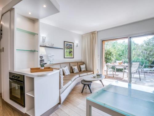une cuisine et un salon avec un canapé et une table dans l'établissement Apartment Cala Sultana-16 by Interhome, à Porto-Vecchio