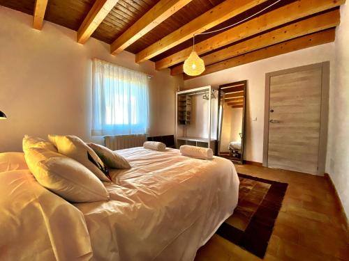 a bedroom with a large white bed in a room at Cortijo Jamaro Boutique in Cehegín