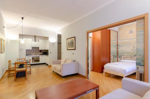 uma sala de estar com uma cama e uma cozinha em ALTIDO Apt for 4 with Exclusive Pool and Garden in Nervi em Gênova