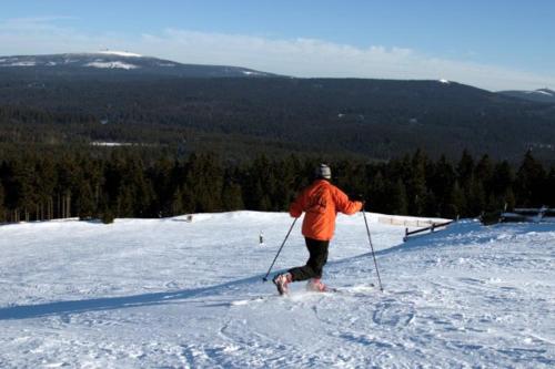 una persona en esquís en la nieve en una montaña en Harzhuisje - Sankt Andreasberg, en Sankt Andreasberg