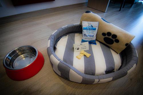 a cake of a dog bath tub with a bowl at Tuscany Inn in Montecatini Terme
