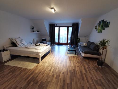 ein Wohnzimmer mit einem Bett und einem Sofa in der Unterkunft R&A Lambertz in Düsseldorf