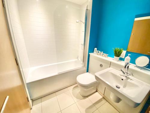 a bathroom with a toilet and a shower and a sink at Spacious 5 bed townhouse Manchester, Salford Qauys - Two Bedroom with Parking in Manchester