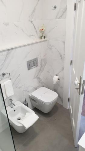 bagno bianco con servizi igienici e lavandino di Edificio Charles 303 a Funchal