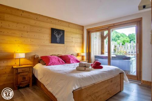 Un pat sau paturi într-o cameră la Le Chalet Du Pic SPA privé & Fitness