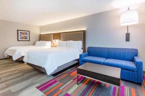 Holiday Inn Express & Suites - Florence - Cincinnati Airport, an IHG Hotel tesisinde bir odada yatak veya yataklar