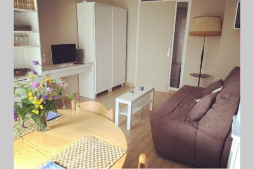 een woonkamer met een bank en een tafel bij Les Lavandières in Vernet-les-Bains