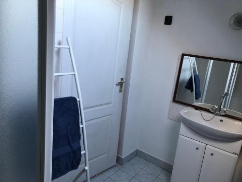 baño con lavabo y escalera junto a un espejo en Panzió Rust in Lànycsòk, en Lánycsók