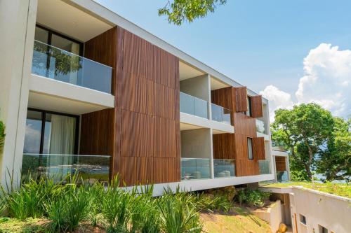 an exterior view of a building with wood panels at Wyndham Ilhabela Casa Di Sirena in Ilhabela