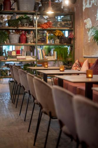 a row of tables and chairs in a restaurant at Hotel Indigo Brussels - City by IHG in Brussels