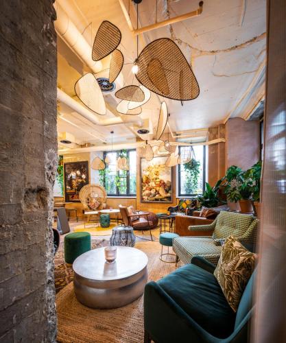 a living room with couches and a table at Hotel Indigo Brussels - City by IHG in Brussels