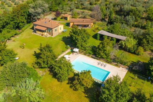 uma vista aérea de uma casa com piscina em Villa Casale Federica em Arezzo