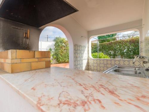 Villa in Carvoeiro with 2 bedrooms and private pool - short walk to local restaurant في إيستومبار: مطبخ بأعلى كونتر رخام ومغسلة