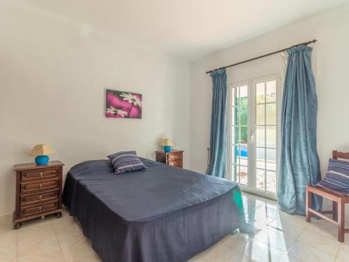 سرير أو أسرّة في غرفة في Villa in Carvoeiro with 2 bedrooms and private pool - short walk to local restaurant