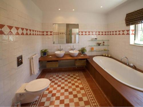 Ett badrum på Villa Amendoal luxury villa with private pool AC near Albufeira fabulous countryside views