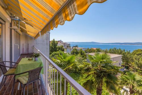 d'un balcon avec une table et une vue sur l'océan. dans l'établissement Pavlovic, à Crikvenica