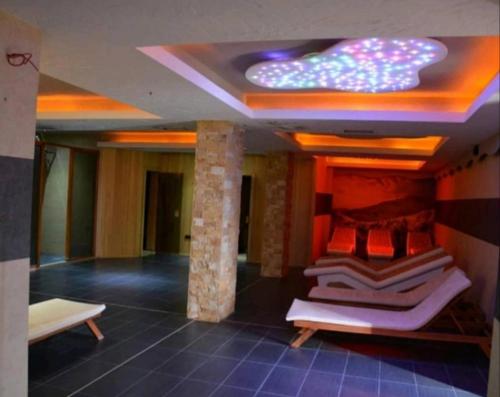ein Zimmer mit einem Haufen Betten darin in der Unterkunft Milmari P85 spa & ski in Kopaonik