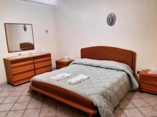 - une chambre avec un lit, un miroir et un lavabo dans l'établissement Casa Amoroso, à Santo Stefano del Sole
