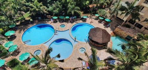 - une vue sur la piscine d'eau bleue dans l'établissement Thermas Paradise Cobertura 4 Quartos de Alto Padrão, à Rio Quente