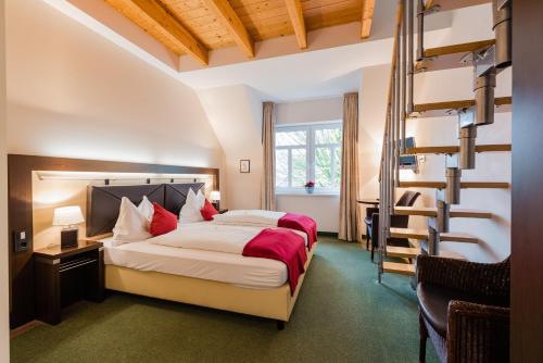 En eller flere senge i et værelse på Hotel am Fischerhafen