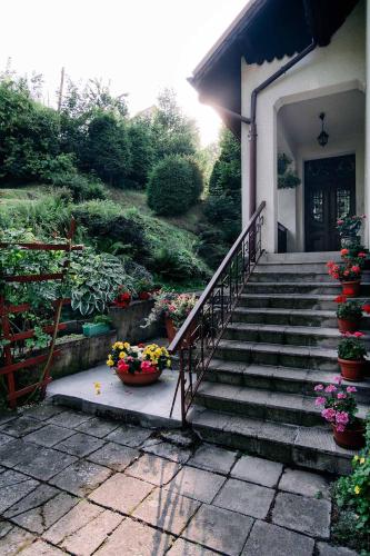 a set of stairs with a bowl of flowers on it at Staszica16 in Złoty Stok