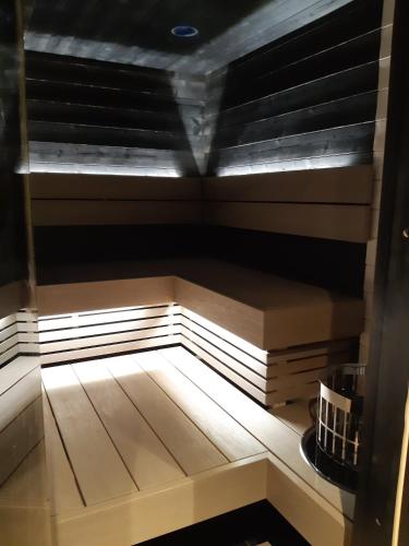 a room with a wooden floor and some books at Louhi A in Äkäslompolo
