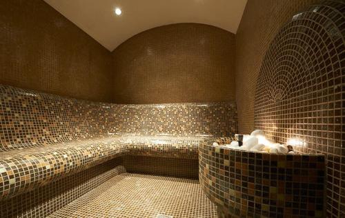 - une salle de bains carrelée pourvue d'une grande baignoire dans l'établissement Complex Staro Bardo, à Zheravna