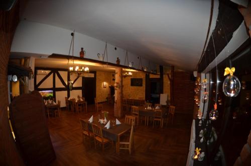 un restaurante con mesas y sillas en una habitación en Hotel Stawisko Klaudyn, en Klaudyn