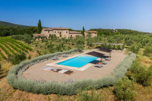 una vista aérea de una villa con piscina en Borgo dé Brandi en Monteriggioni