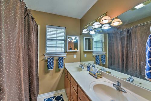 Ένα μπάνιο στο Cozy College Station Home with Patio and Fireplace