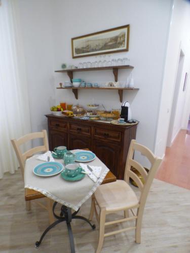 een tafel en stoelen in een kamer met een keuken bij B&B Il Vialetto in Castellammare di Stabia