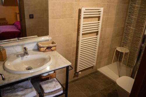 a bathroom with a sink and a shower at Casa Rural Castil de Cabras in San Miguel de Valero