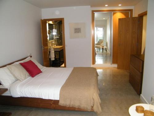 En eller flere senge i et værelse på Batalha Duplex - Monastery View