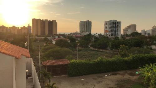 vistas al perfil urbano y edificios altos en host Casa Don Arturo, en Santa Marta